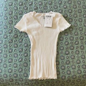 BRANDY MELVILLE T-SHIRT